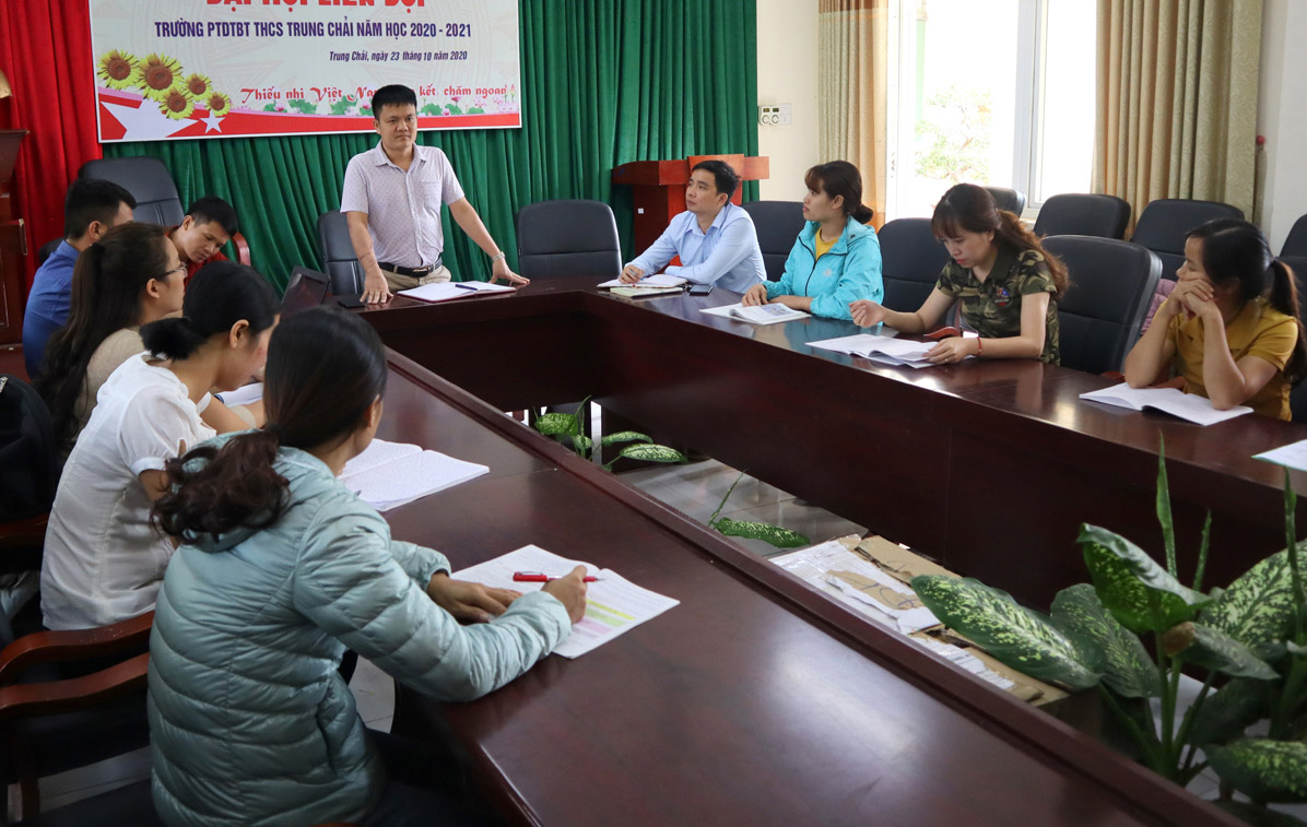 Chi bộ Trường Phổ thông DTBT THCS Trung Chải đánh giá chất lượng việc học tập và làm theo Bác trong nhà trường.